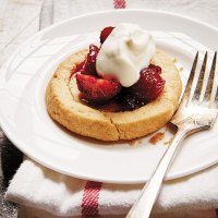 strawberry-flats-shortbread-rounds-with-glazed-strawberries